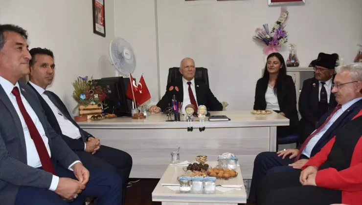 KKTC Meclis Başkanı Zorlu Töre, Artvin’de Şehitleri Ziyaret Etti